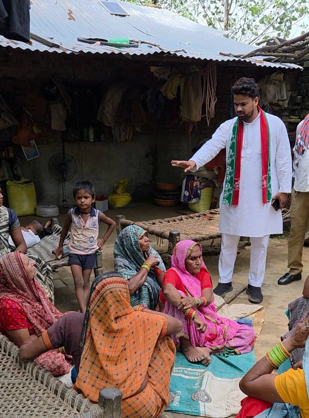 बसई गांव में सर्पदंश से 27 वर्षीय रजनी देवी का दुखद निधन, गगन लोधी ने शोकाकुल परिवार से मिलकर जताई संवेदना