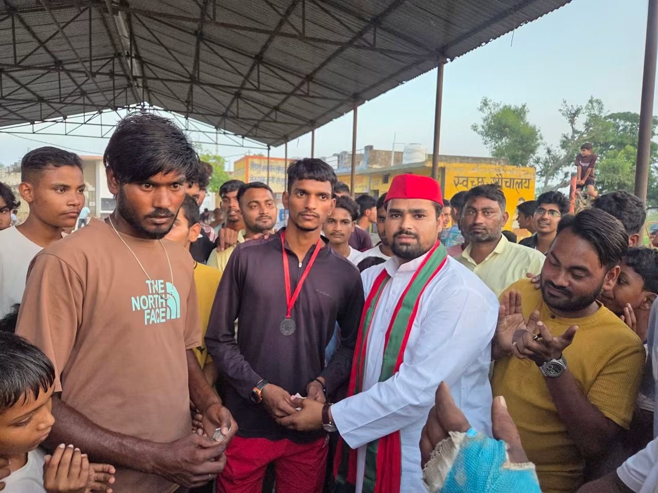 गांव दूधमा में दौड़ प्रतियोगिता का शुभारंभ | अतरौली के खिलाड़ियों के लिए खेल मैदान और ट्रैक की मांग