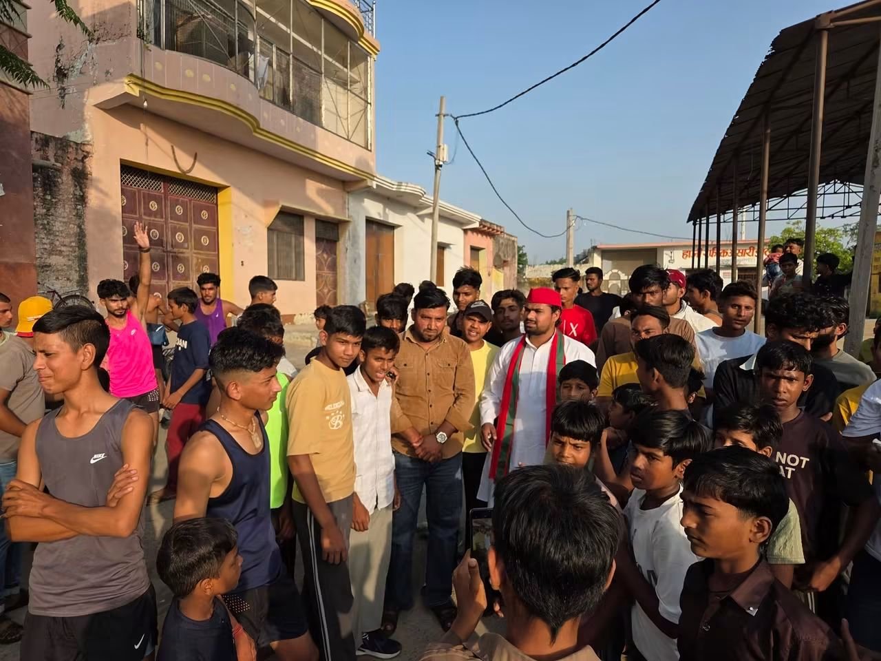 गांव दूधमा में दौड़ प्रतियोगिता का शुभारंभ | अतरौली के खिलाड़ियों के लिए खेल मैदान और ट्रैक की मांग