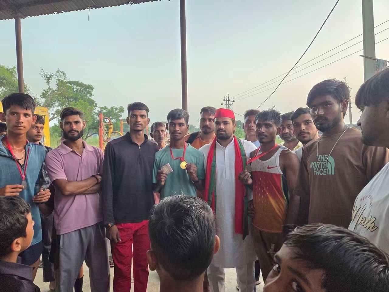गांव दूधमा में दौड़ प्रतियोगिता का शुभारंभ | अतरौली के खिलाड़ियों के लिए खेल मैदान और ट्रैक की मांग