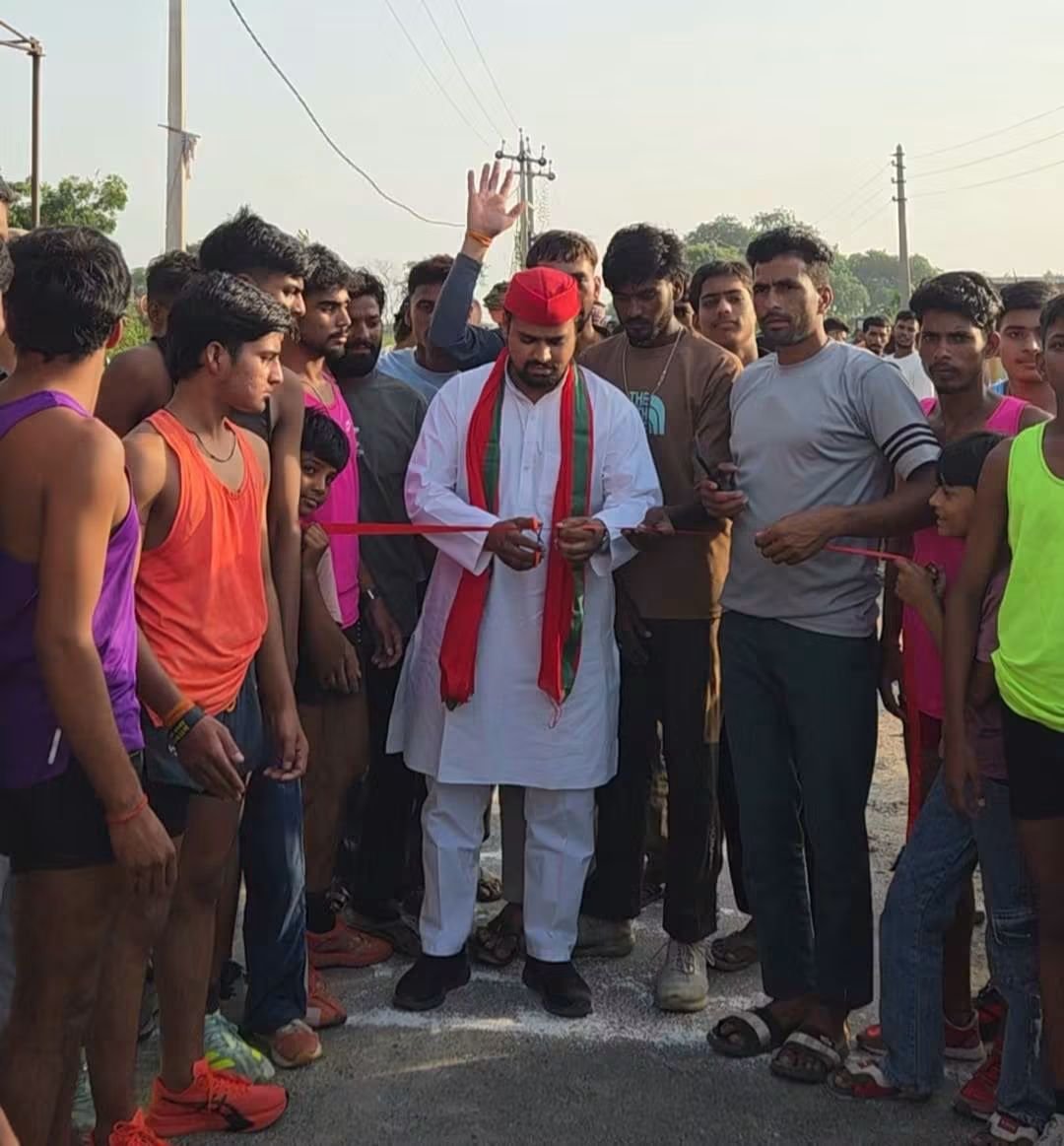 गांव दूधमा में दौड़ प्रतियोगिता का शुभारंभ | अतरौली के खिलाड़ियों के लिए खेल मैदान और ट्रैक की मांग